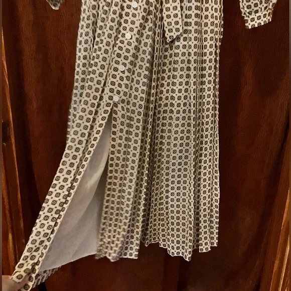 Banana Republic Logo Pleated Midi Dress in Beige White Print Sz XS - Picture 8 of 15